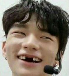 hwanghyunjinwithno_teeth emote for Discord