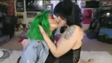 2FriendsKissing emote for Discord