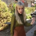 emmarobertsdancePls emote for Discord